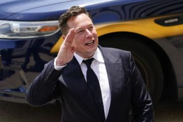 馬斯克深夜到訪特斯拉上海超級(jí)工廠，消息稱Model 3改款車型將亮相