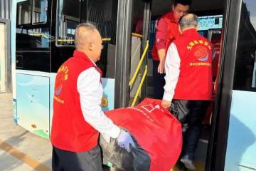 公交車日送3萬件快遞，村村都通！怎么做到的？