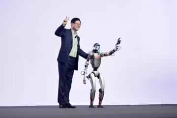 聯想首位人形機器人“硅基員工”，亮相