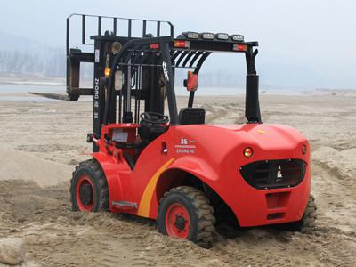 建材四驅(qū)叉車(chē)廠家